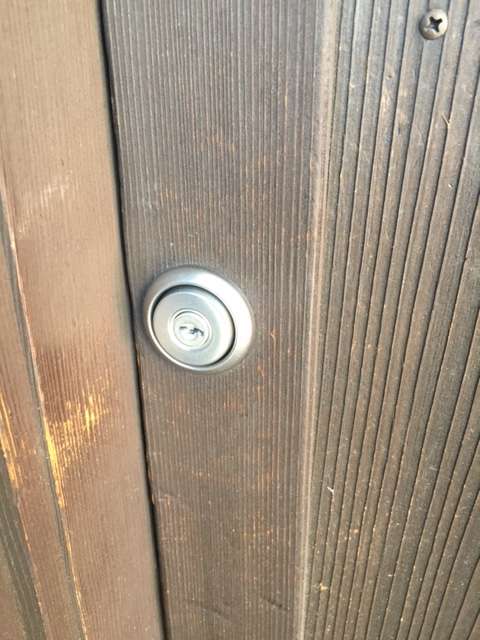 玄関引き戸　防犯の為鍵交換