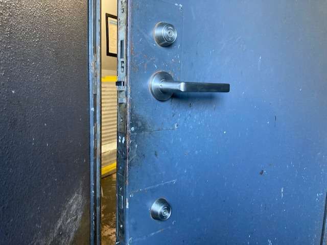 裏口ドア　防犯鍵交換