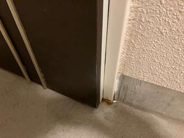 浜松市　玄関ドアが歪み閉まらない